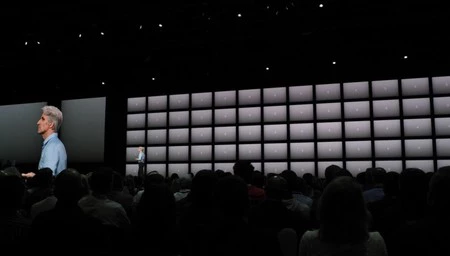 ユーザーデータを匿名化するための Safari のシステムを紹介する Craig Federighi 氏。