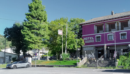 BYD Han cargando en el Hotel Aragón