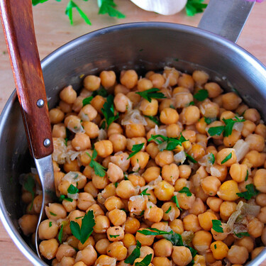 Garbanzos con ajo asado: receta vegana muy fácil llena de sabor (y que no repite)