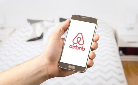 Airbnb señala a Google: asegura que favorece sus propios productos y eso les hace perder visitantes de su plataforma