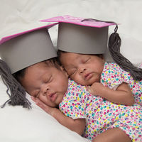 Un hospital celebra la graduación de los bebés prematuros que por fin se van a casa