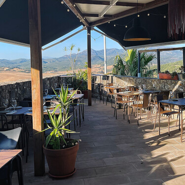 Este restaurante de Alcalá de los Gazules (Cádiz) tiene unas vistas privilegiadas a un parque natural, pero su comida estaría bien hasta en un polígono
