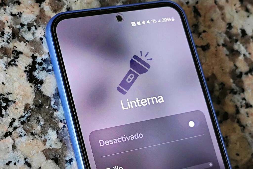 A qué edad te enteraste de que hay cinco formas de encender la linterna del móvil en Android 
