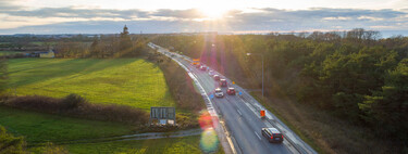 Suecia quiere más coches eléctricos en carretera, así que está montando carreteras que recargan coches