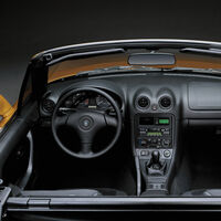 Tiktoker le quita el volante a su Mazda MX-5 1998 y lo reemplaza por un volante de Nintendo Wii
