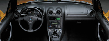 Tiktoker le quita el volante a su Mazda MX-5 1998 y lo reemplaza por un volante de Nintendo Wii