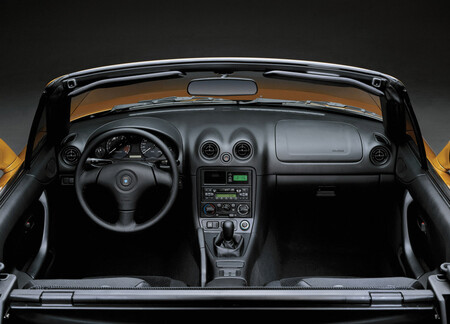 Tiktoker le quita el volante a su Mazda MX-5 1998 y lo reemplaza por un volante de Nintendo Wii