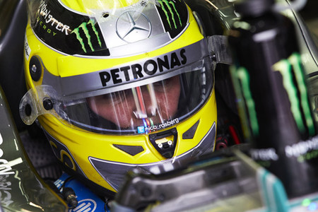 Nico Rosberg marca el mejor tiempo en un día marcado por la lluvia
