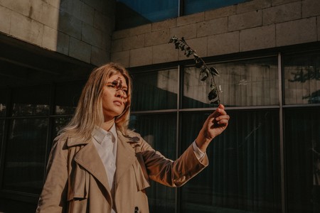 Esta gabardina Meraki es la compra más inteligente de cara al otoño: es un clásico, combina con todo y está rebajadísima