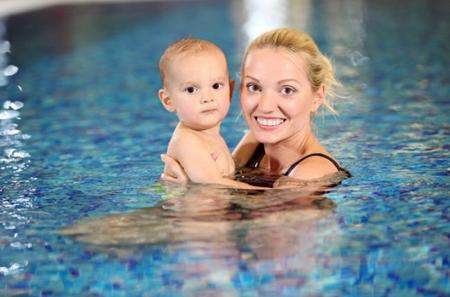 Expulsan a una madre lactante de una piscina por riesgo de que "contaminara el agua"
