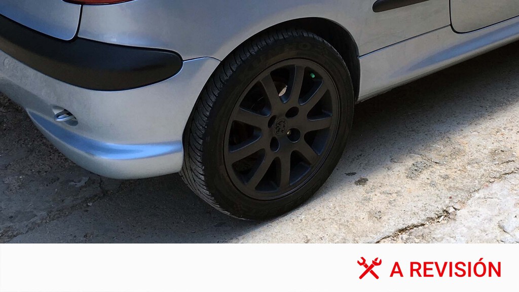 Algunos coches tienen los tapones de las ruedas de color verde. No es postureo, es que sus neumáticos no están hinchados con aire corriente 