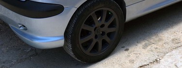 Algunos coches tienen los tapones de las ruedas de color verde. No es postureo, es que sus neumáticos no están hinchados con aire corriente 