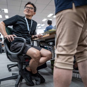 Adiós a una norma histórica en Japón: ahora los hombres podrán ir con las piernas al descubierto al trabajo