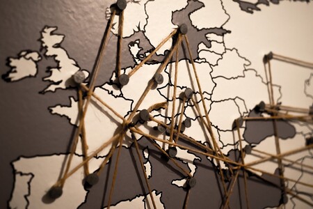 En qué consiste la 'Digital Services Act' y la 'Digital Markets Act' de la UE y cómo pretenden regular a los gigantes tecnológicos