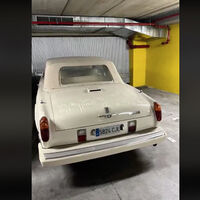 A Julio Iglesias le gustaban los coches, y lo sabes. Es posible que este Rolls-Royce cochambroso aparcado en Madrid sea suyo