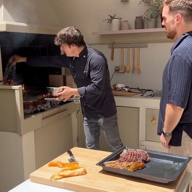 Jordi Cruz quería enseñarle a Ibai a hacer un chuletón. Su forma de salar ha desatado un festival del humor: “Entre él y Paco Roncero se llevan el aceite y sal del supermercado entero” 