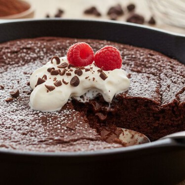 Prepara pastel de chocolate en sartén en 15 minutos, la receta con cacao puro y poca azúcar