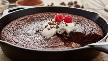 Prepara pastel de chocolate en sartén en 15 minutos, la receta con cacao puro y poca azúcar