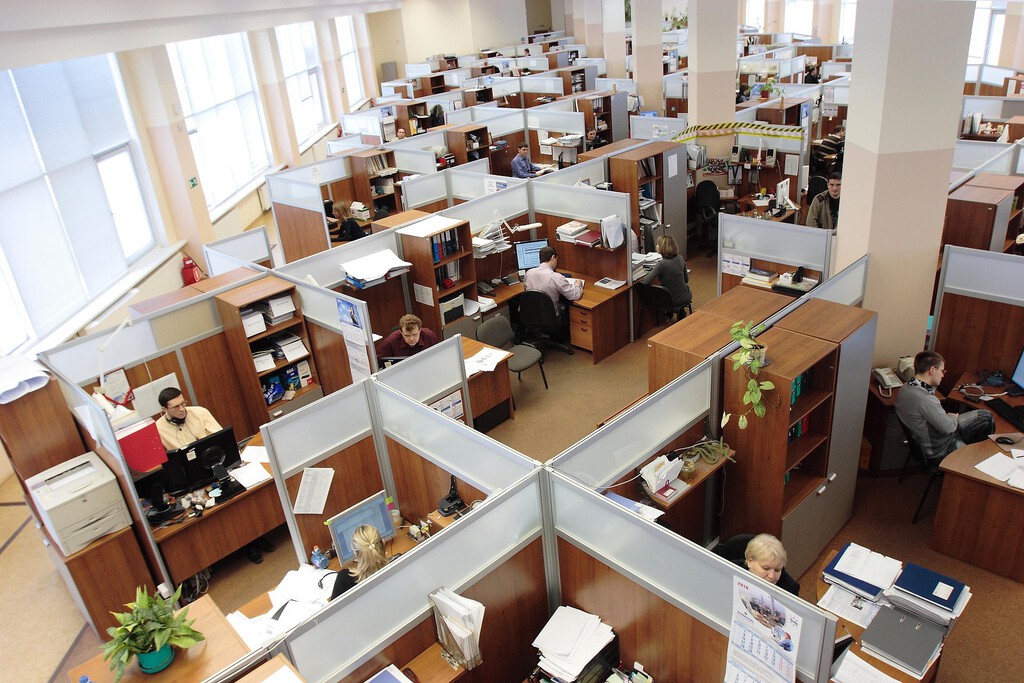 Sustituir trabajadores por una IA sonaba espectacular. Ya hay empresas dando marcha atrás 