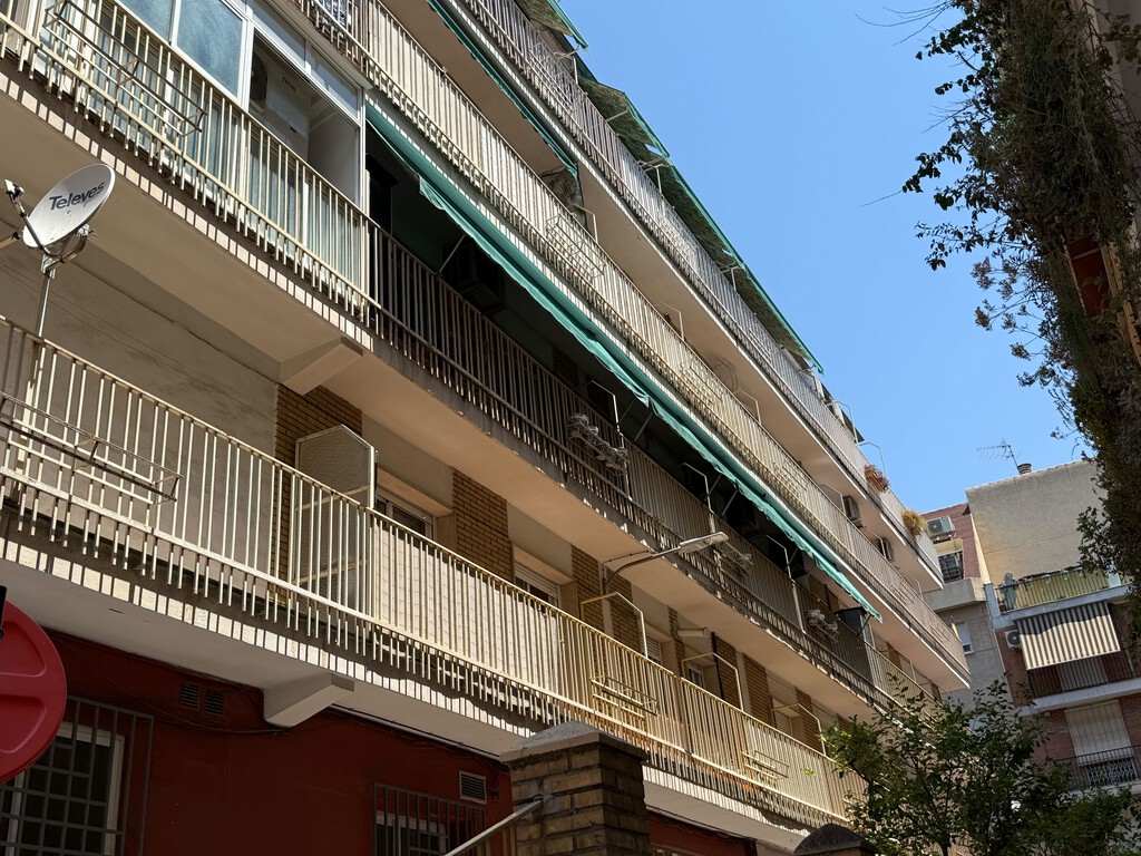 Me equivoqué al instalar el toldo: tenía que haber puesto otro modelo. La culpa fue no fijarme a dónde da mi terraza