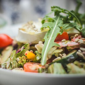 Ensaladas frescas en cualquier momento y lugar gracias a este accesorio que nos permite mantener los ingredientes separados 