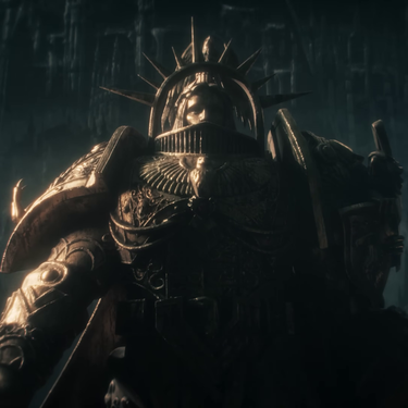 Warhammer 40K llevaba 14 años sin mostrarlo, pero algo ha cambiado. Si paras en el minuto 00:13 el último tráiler, podrás ver al Emperador
