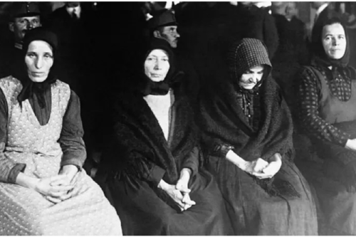 Mulheres sentadas durante julgamento no tribunal Szolnok, na Hungria. Créditos: banco de imagens