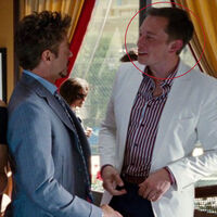 Si paras Iron Man 2 en el minuto 26:53 encontrarás al dueño de una de las redes sociales más polémicas fardando de riquezas