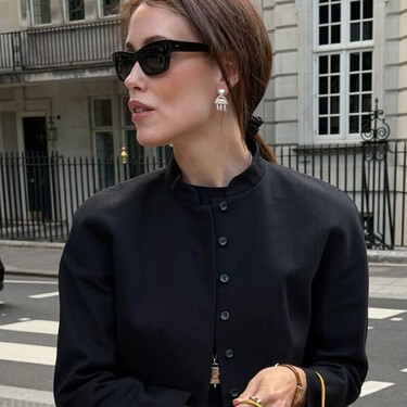 Ya en Zara la chaqueta de punto fino que llevaremos las tardes de verano sobre los hombros por si refresca 