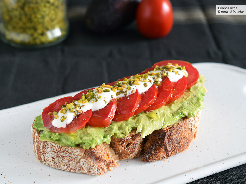 Esta tosta con aguacate podría ser la reina de Instagram, pero en verdad es un desayuno de primera para cualquier día de verano