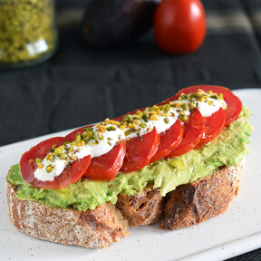 Esta tosta con aguacate podría ser la reina de Instagram, pero en verdad es un desayuno de primera para cualquier día de verano 