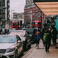Los coches no deberían circular cerca de los colegios, según el organismo de Salud Pública de Reino Unido