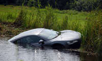 Audi R8 zambulléndose en un río