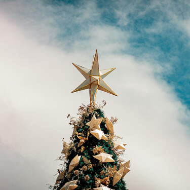 Se acabó coronar el árbol con estrella: el adorno minimalista que triunfa este año 