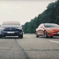 Los Tesla Model 3, Model X y Model S se miden cara a cara en una carrera de coches eléctricos inédita y desigual