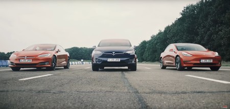 Los Tesla Model 3, Model X y Model S se miden cara a cara en una carrera de coches eléctricos inédita y desigual