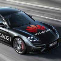 Un Porsche Panamera controlado por un Huawei Mate 10 Pro y un perro. Así demuestra Huawei lo que la IA puede hacer