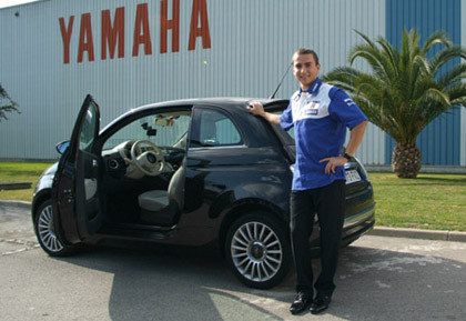 Jorge Lorenzo se mueve en el coche de moda, el Fiat 500