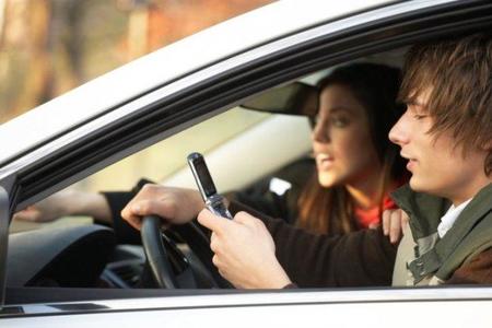 Los adolescentes prefieren su smartphone antes que el coche