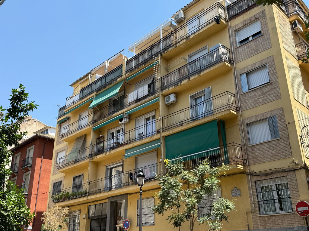 "Es como tener un radiador": un arquitecto explica por qué el color de los toldos de Madrid y otras partes no son la mejor forma de evitar el calor