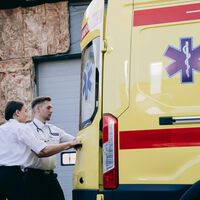 Sancionan con 45 días de empleo y sueldo a un trabajador de urgencias por dejar su puesto e irse con una ambulancia a las casetas del recinto ferial 