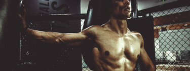 Abdominales de pie, la alternativa ideal para tonificar core y glúteos después de los 50 