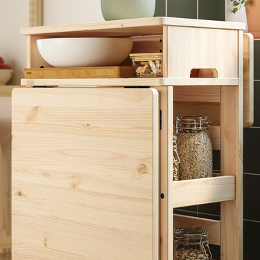 Atención cocinas pequeñas: Ikea vende una mesa abatible que también es carrito auxiliar e isla de cocina todo en uno 