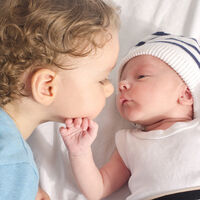 21 frases bonitas para dedicar a un niño que se ha convertido en hermano mayor