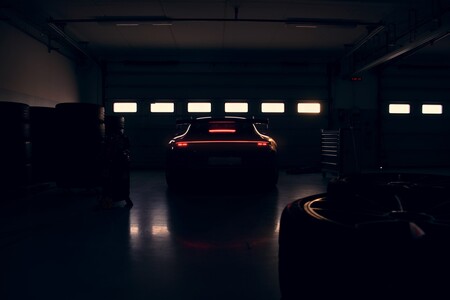 El nuevo Porsche 911 GT3 ya asoma su tremendo alerón (aún con misterio) para anunciar su fecha de presentación