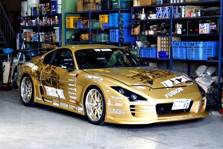 Toyota Supra tuneado dorado