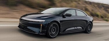 Este es el coche eléctrico blindado más rápido del mundo y el sueño de un villano de película: tiene los tiradores de las puertas electrificados y aviones de caza a su disposición