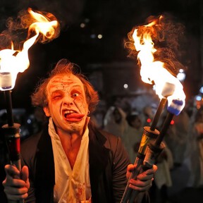 El pueblo medieval que se transforma en Samaín, el Halloween gallego: pasaje del terror, desfiles, rituales celtas y queimada 