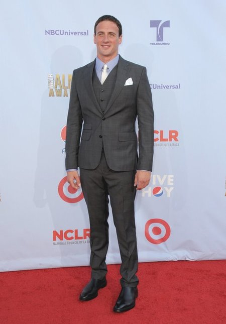 Jake Gyllenhaal y Ryan Lochte en los Alma Awards. Dos estilos totalmente diferentes