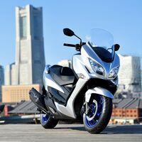 Suzuki Burgman 400: un scooter grande adaptado a la Euro 5 que se queda en 29 CV y estrena control de tracción, por 7.595 euros